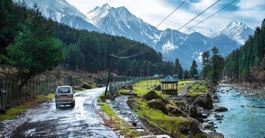 Gulmarg, Pahalgam fully booked with Christmas tourists.