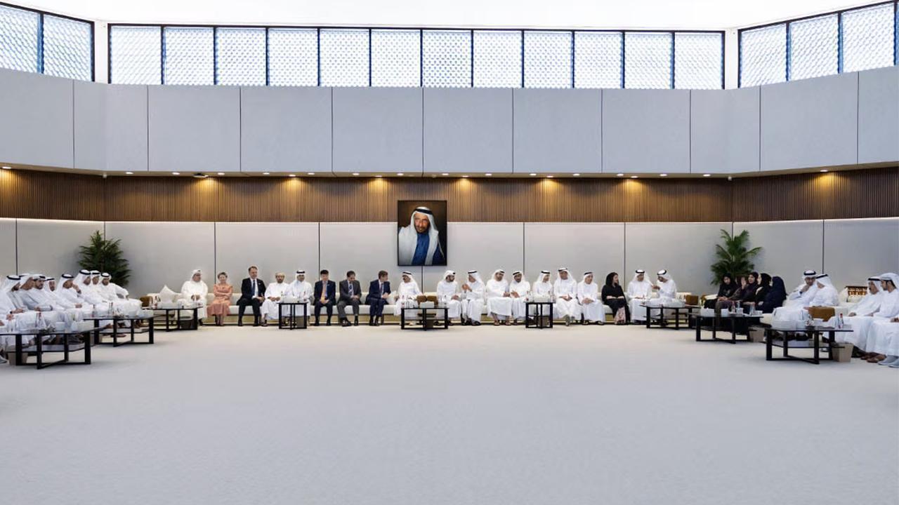 Hamdan bin Mohammed Meets Local Dignitaries and Officials at Nad Al Sheba Majlis
