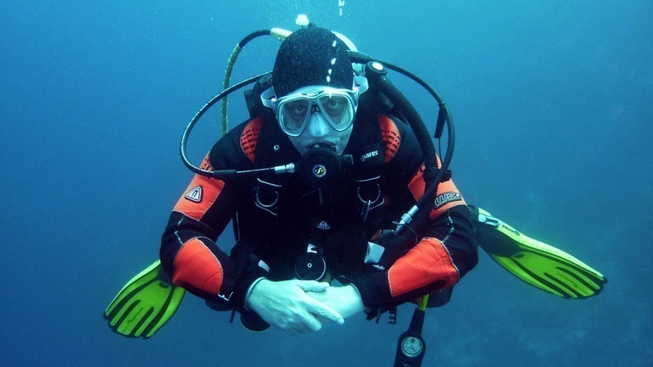 US diver finds numerous Apple Watches, cautions on bands.