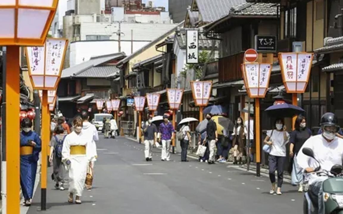 Kyoto Battles Over-Tourism: Gion's Private Alleys Closed to Tourists
