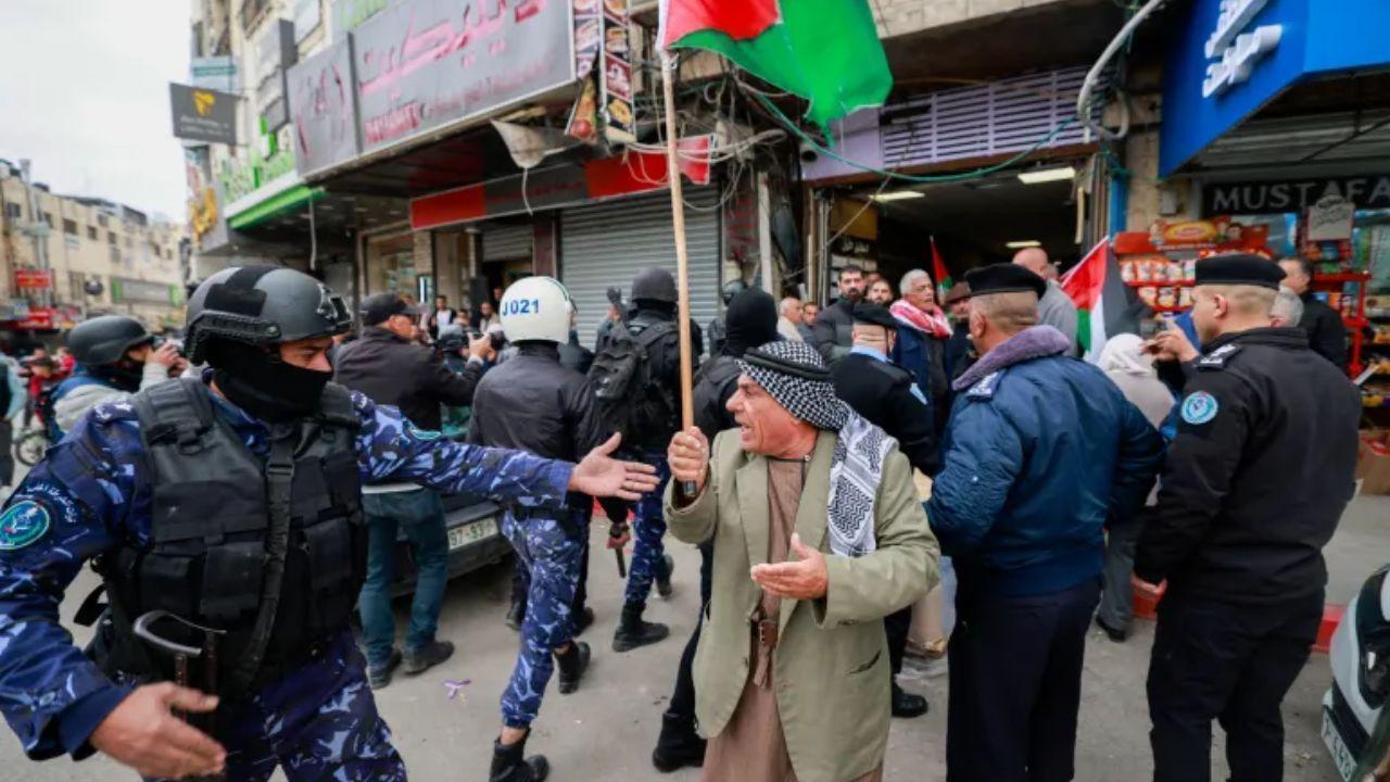 Al Jazeera Criticizes Palestinian Authority's Decision to Suspend West Bank