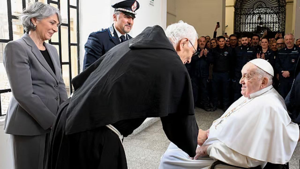 Pope Francis Visits Rome Jail Before Easter Amid Recovery