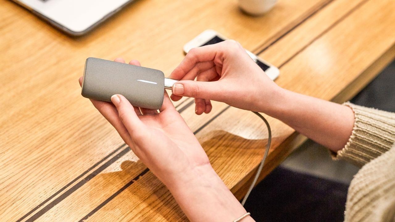 Singapore Airlines, Scoot to ban use and charging of power banks on flights
