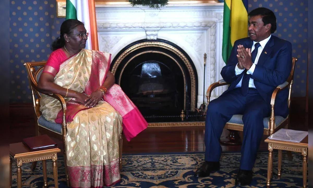 President Murmu Presents RuPay Card to Mauritian Counterpart in Diplomatic Meeting