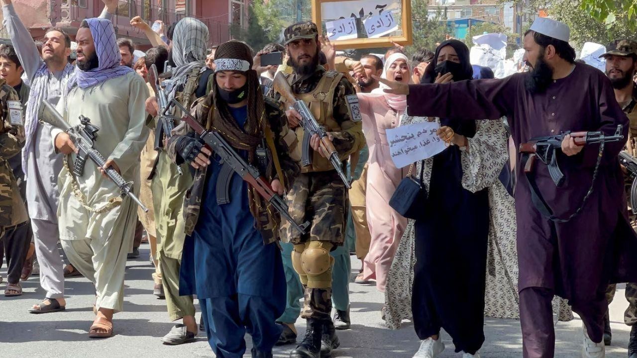 Afghan Taliban Launch Retaliatory Strikes Against Pakistan Forces