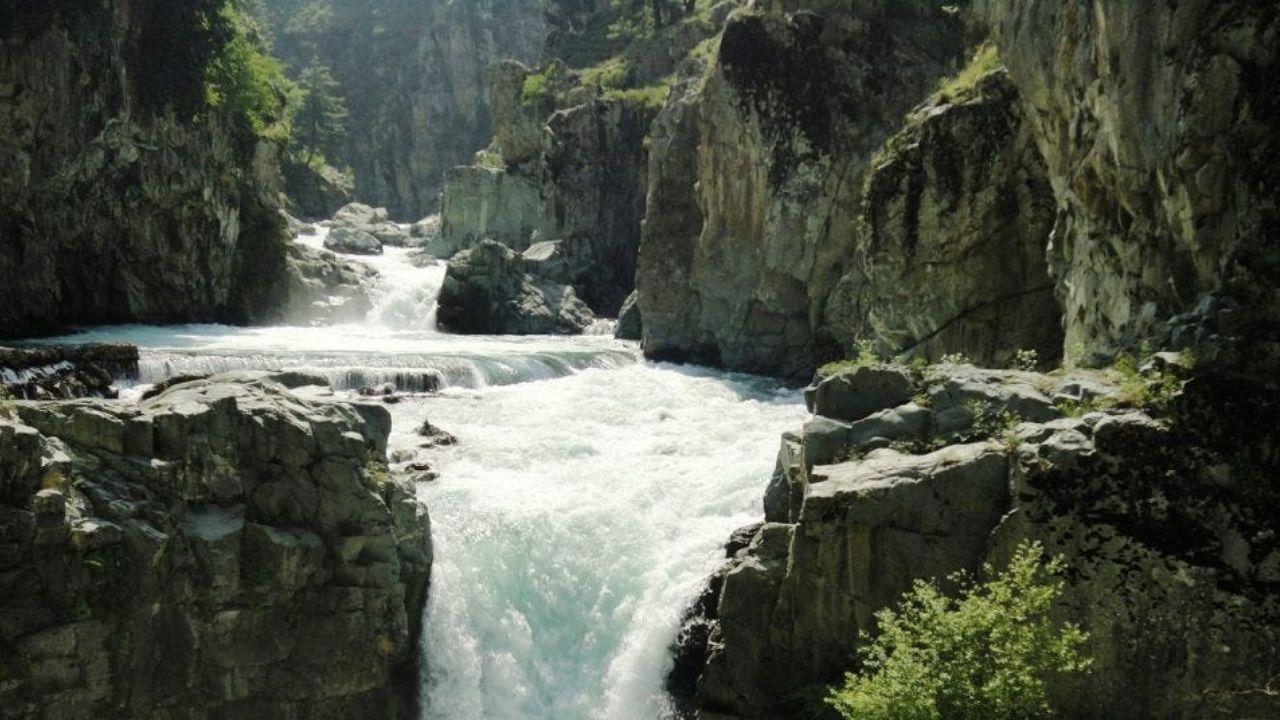 7 Breathtaking Waterfalls in Kashmir