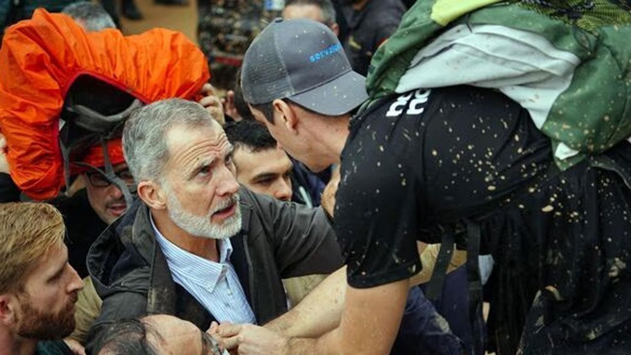 Mud Splashes Spanish King and Queen Amidst Flood Crisis Protests