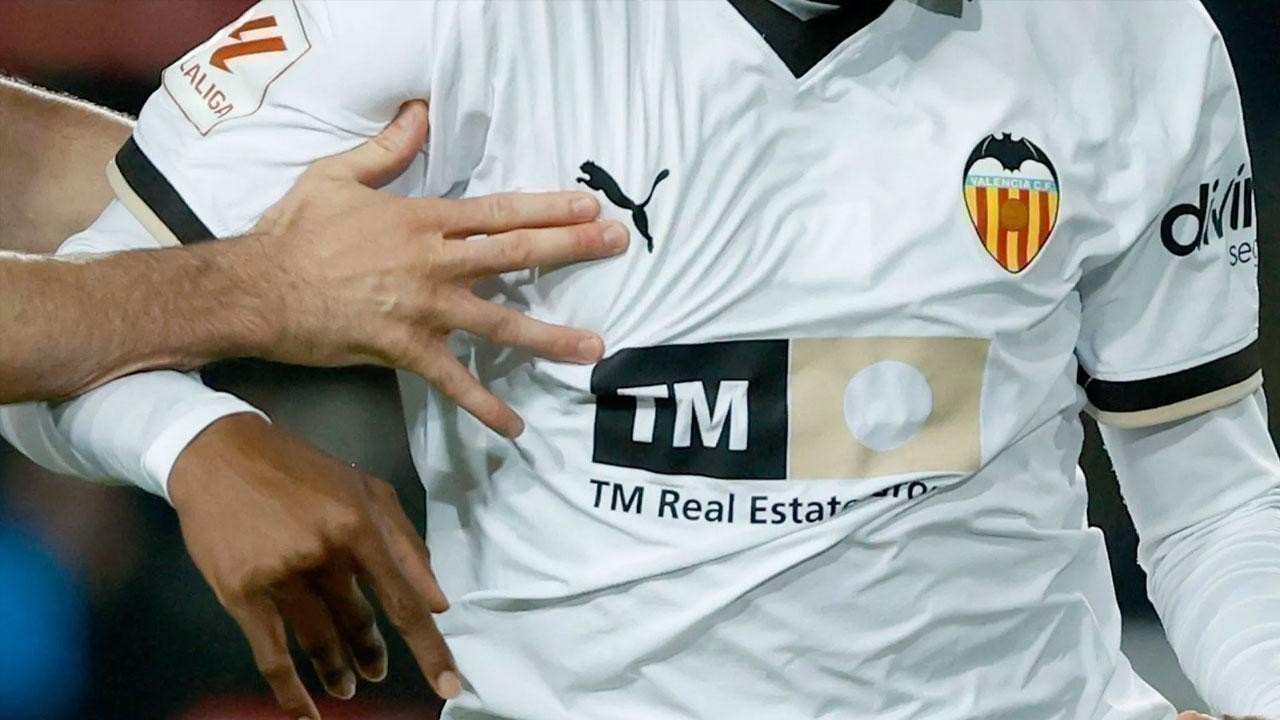 Singapore Detains Spanish Newlyweds for Protest Against Football