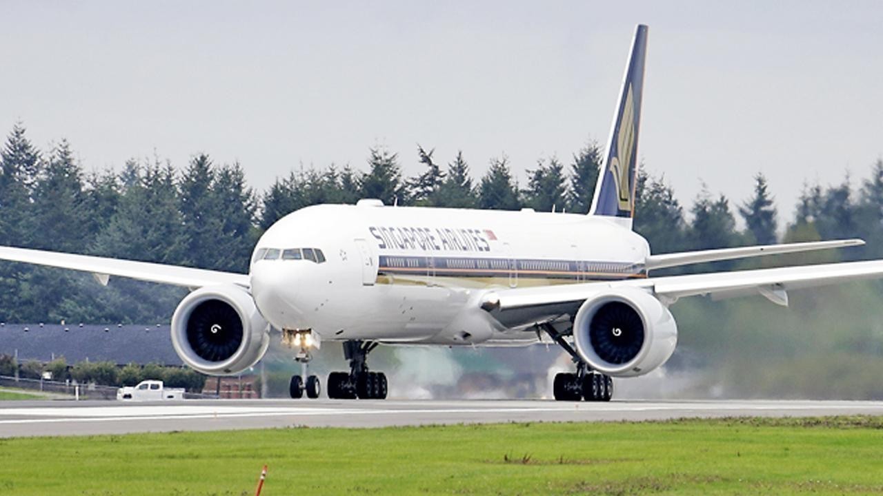 Singapore Airlines Flight Emits Smoke on Landing in Japan, Runway Closed Singapore Airlines Flight Emits Smoke on Landing in Japan, Runway Closed