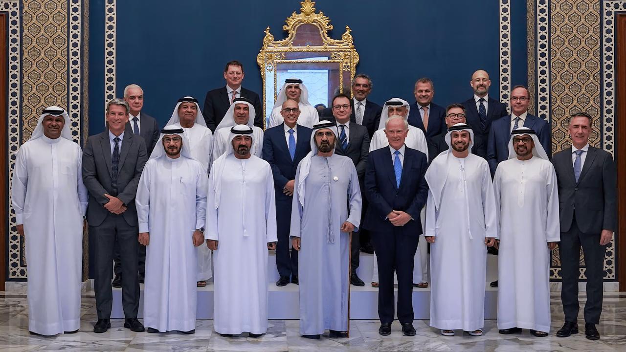 Mohammed bin Rashid Holds Talks with Senior Emirates Airline and Group Officials