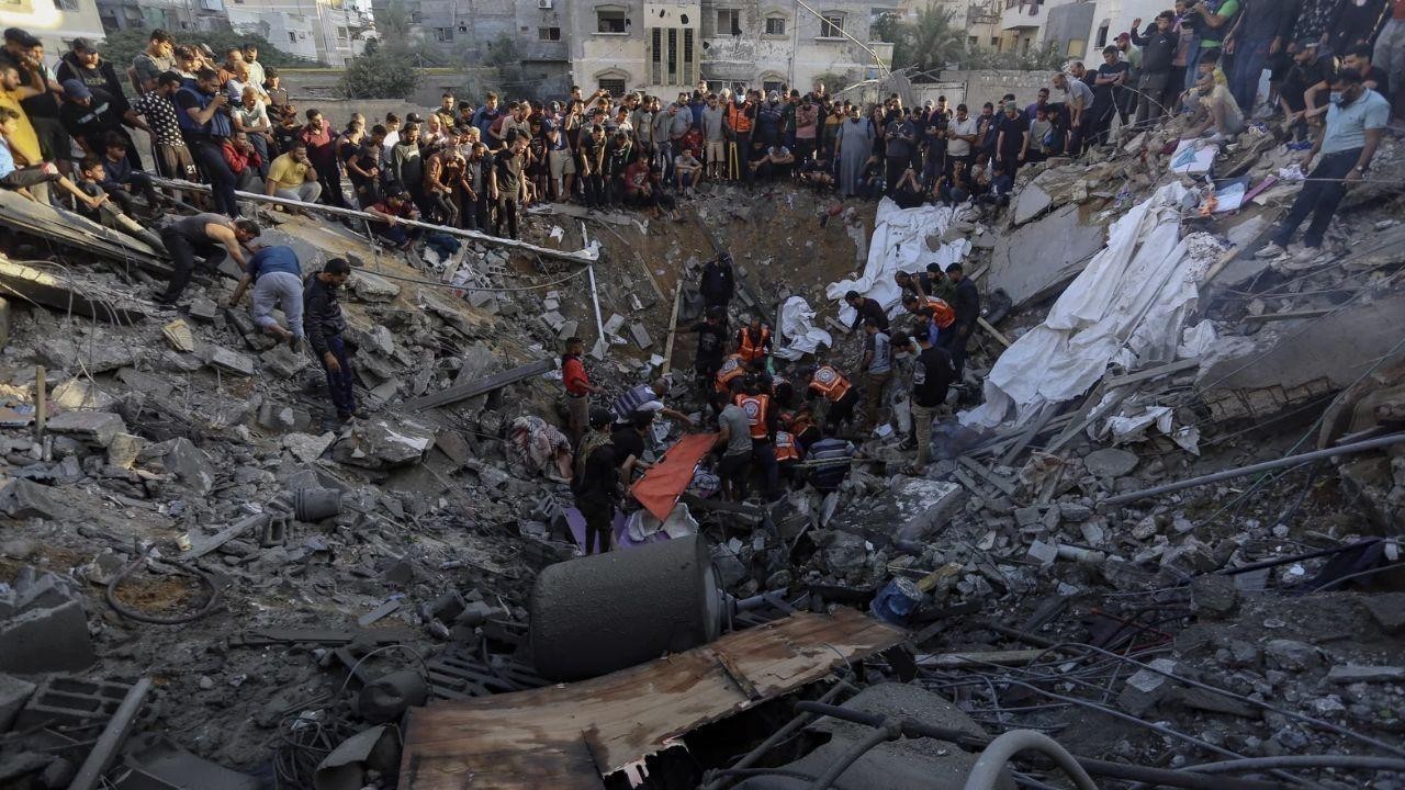 Gazans Dig Through Rubble for Bodies, Survivors Amid Ongoing Israeli Strikes