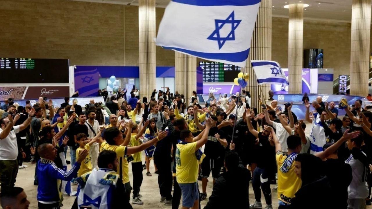 Israeli Football Fans Return Home After "Frightening" Violence in Amsterdam