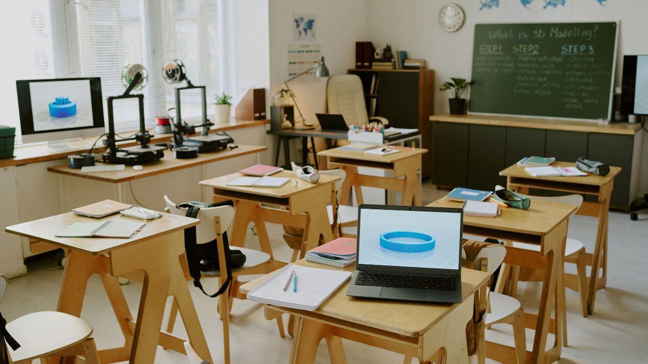 From Chalkboards to Chatbots The Evolution of Teaching Tools