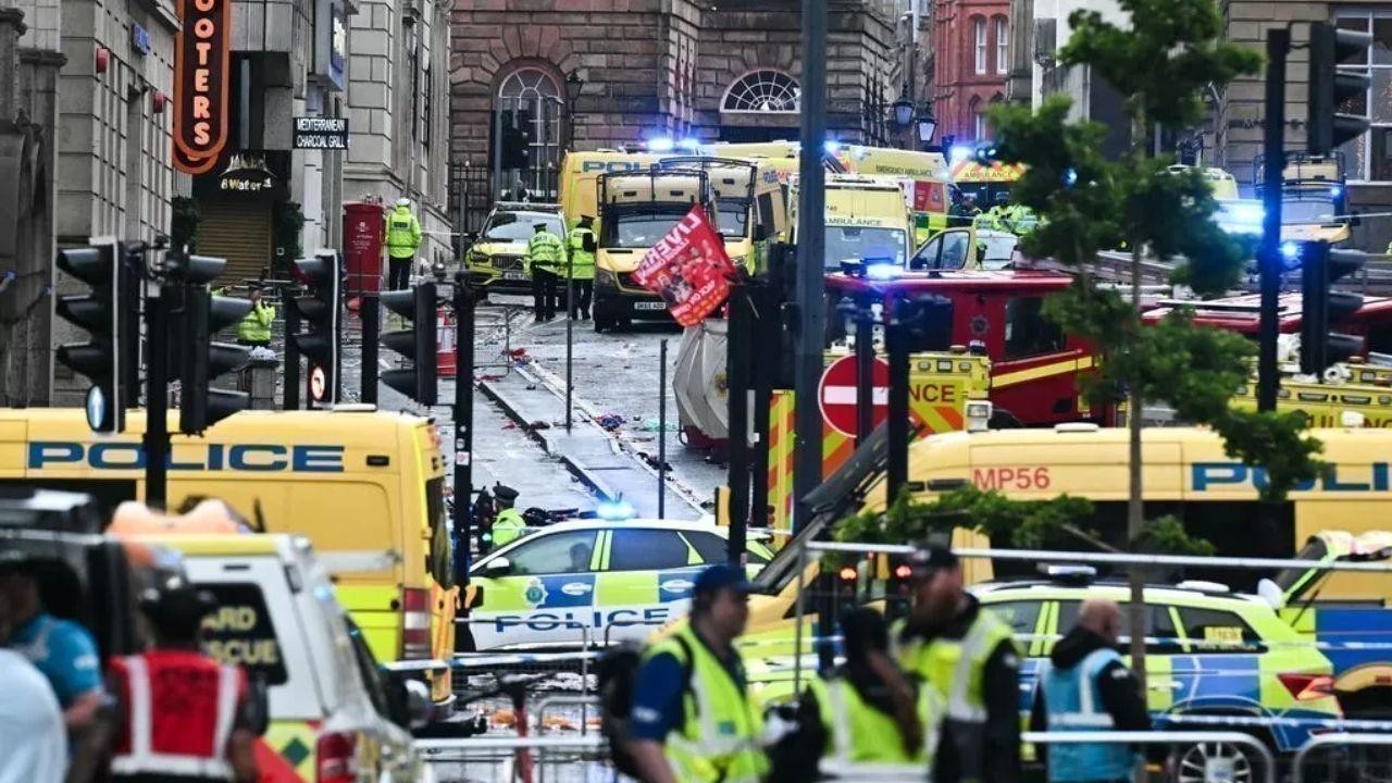 Car Hits Crowd During Liverpool Parade, 27 Injured
