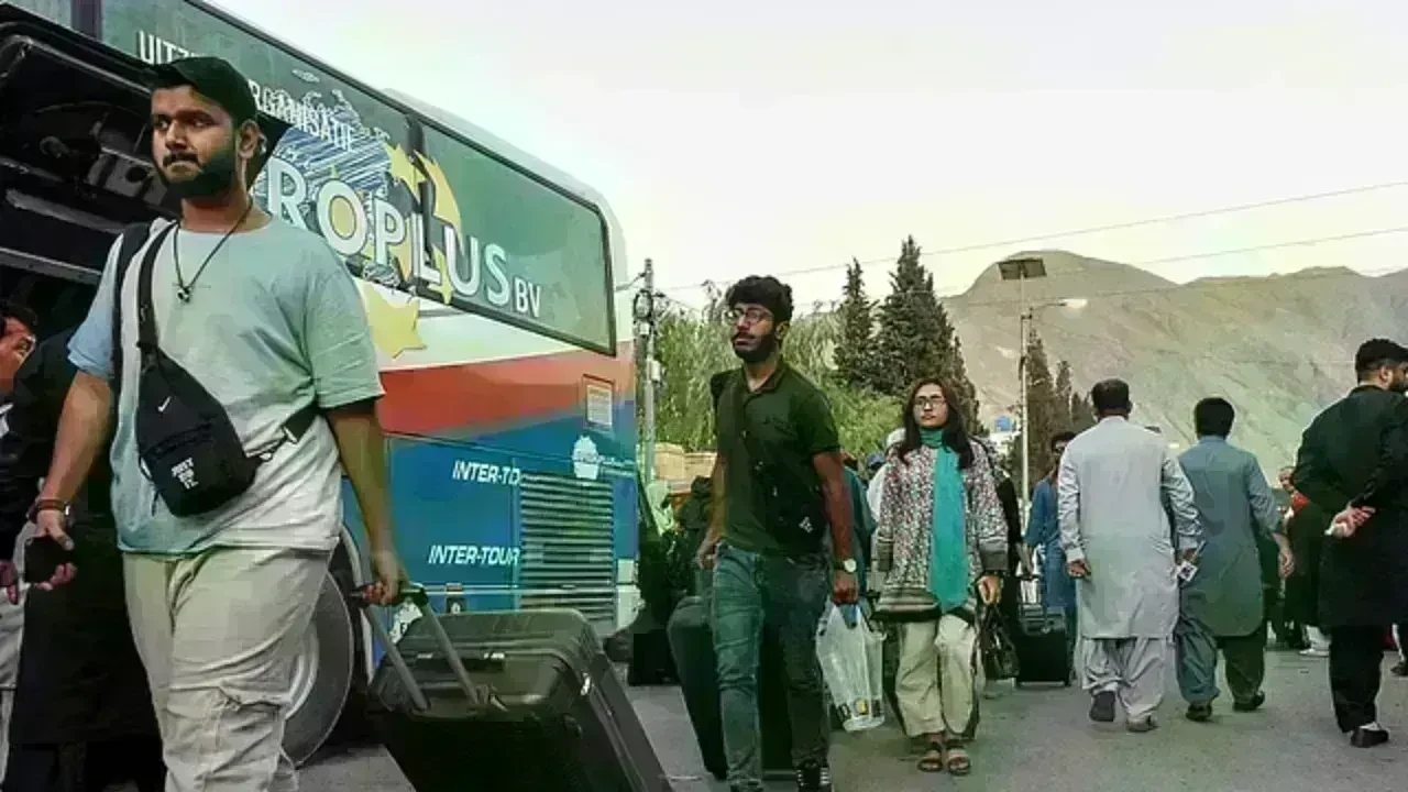 Pakistan Rushes to Evacuate Citizens from Iran as Israel–Iran Airstrikes Escalate