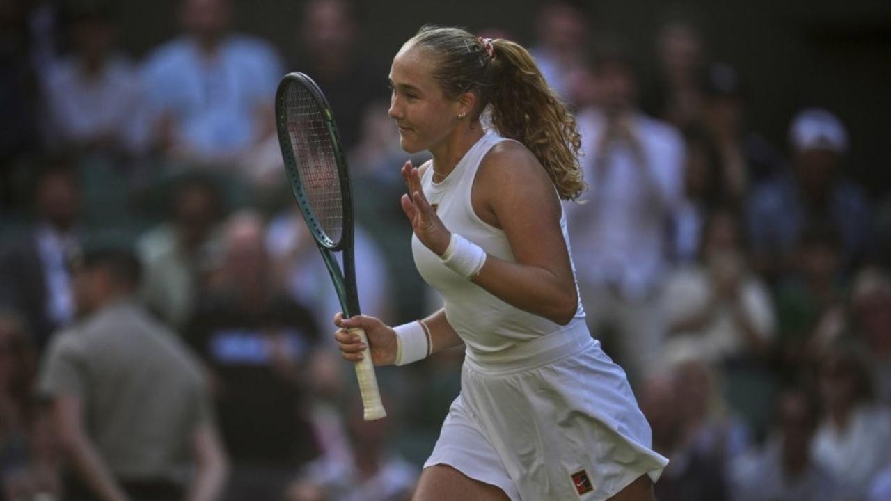 Federer Watches Andreeva Win, Bencic Reaches Quarter-Finals