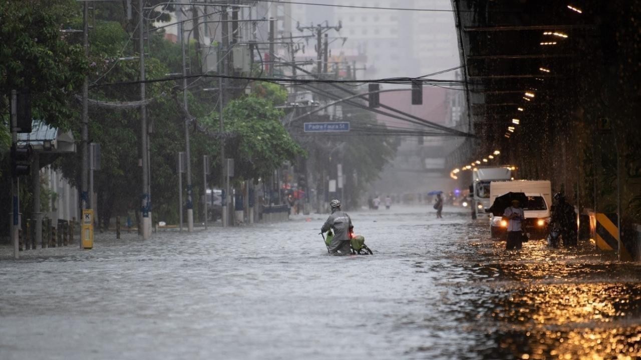 Torrential Rains Flood Manila, Thousands Evacuated