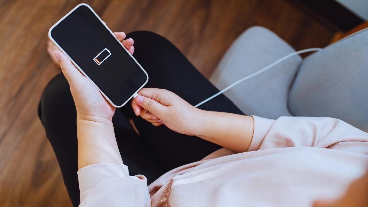 Why Your Phone Always Dies at 1%: The Truth About Battery Psychology