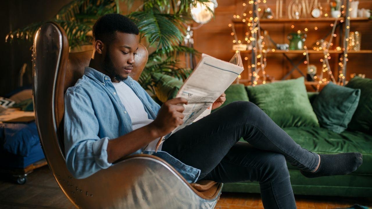 Newspapers in Hand, Knowledge in Mind