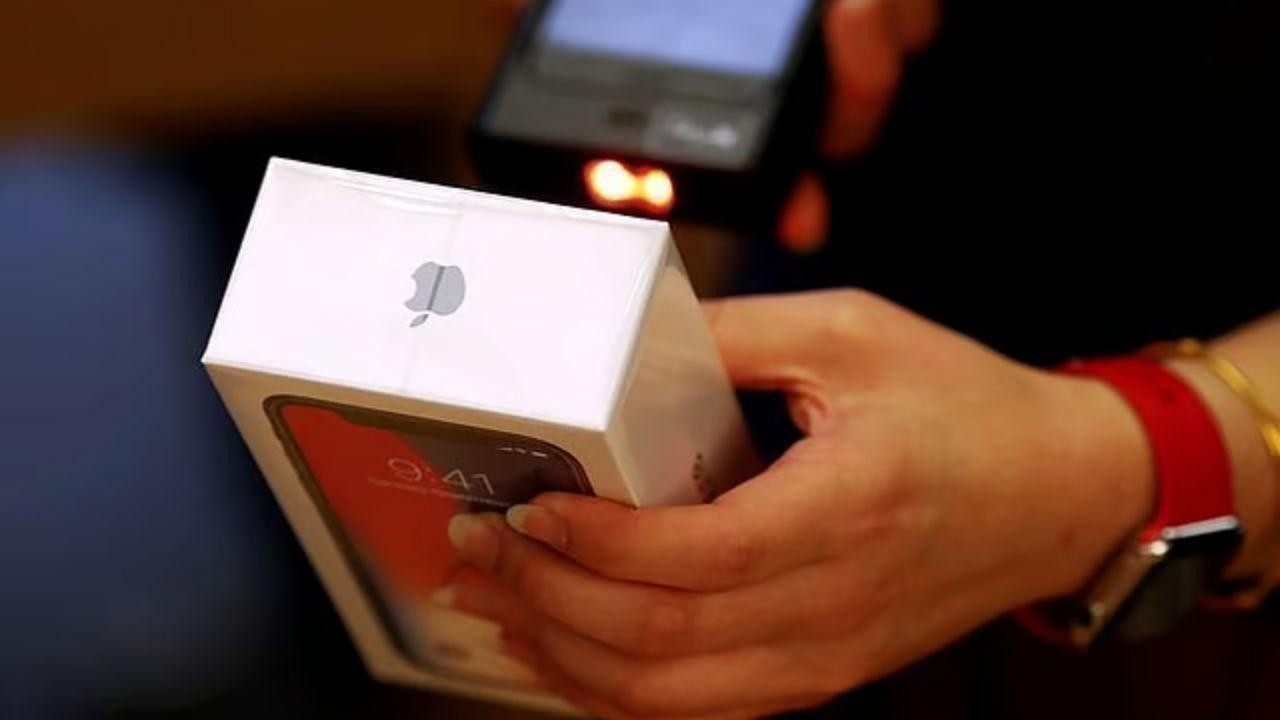 Foxconn Recalls 300 Engineers Apple’s India iPhone Plans Tested