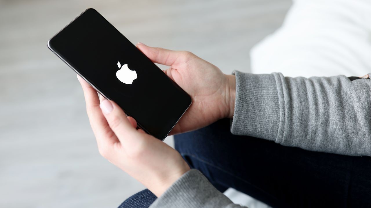 Senior Apple AI Executive Robby Walker to Leave the Company Amid Delays and Restructuring