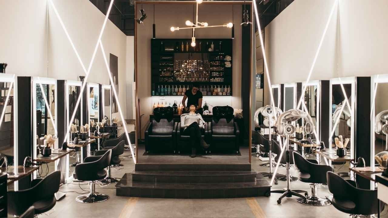 AI in Dubai’s Luxury Salons Personalized Skincare Meets Technology