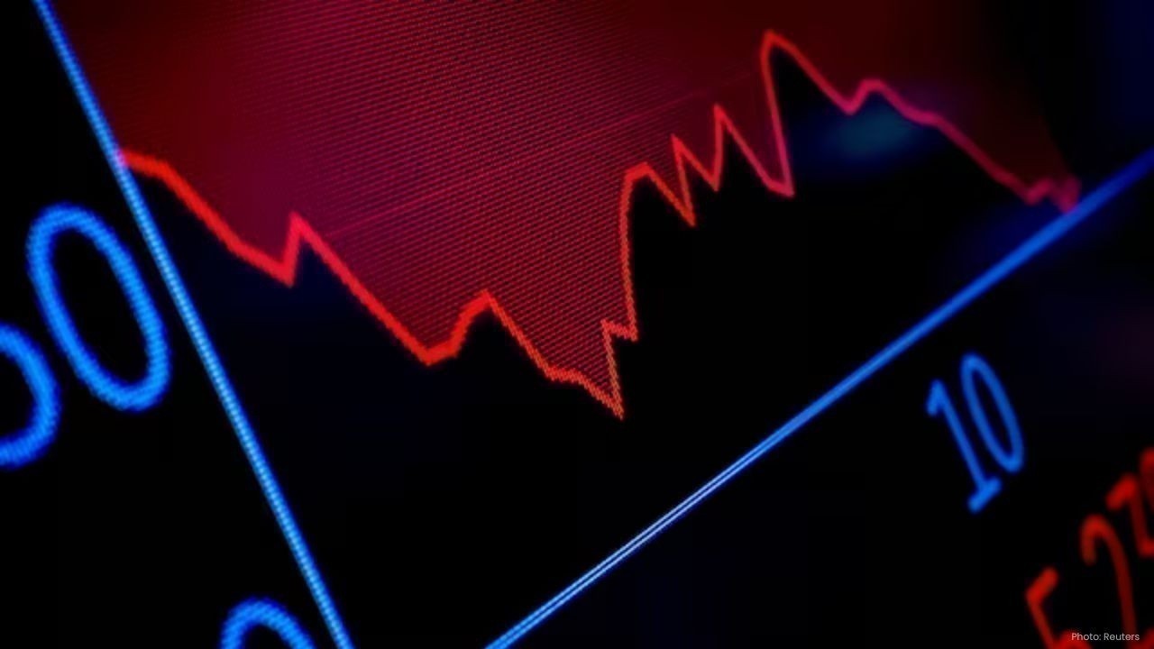 Intel Shares Soar 10% After Strong Q3 Profit, Investor Confidence Intel Shares Soar 10% After Strong Q3 Profit, Investor Confidence