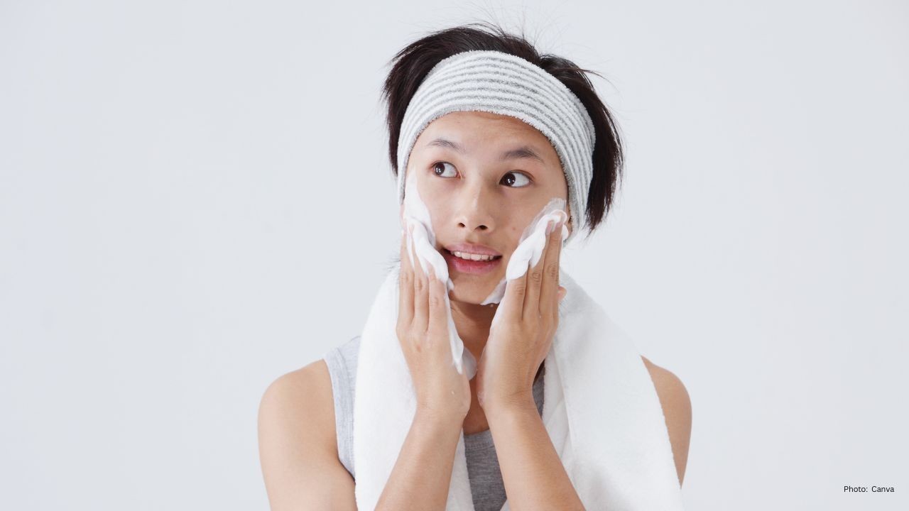 8 Hydrating Face Washes That Can Help Dry Skin Stay Soft in Winter