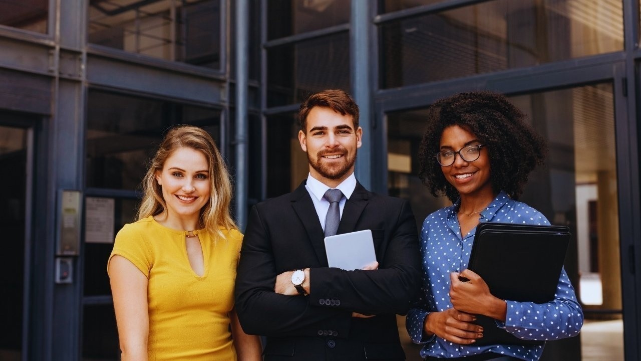 Inside the Grey-Collar Shift: Why Mid-Career Professionals Are Leaving Conventional Jobs for Creative Freedom