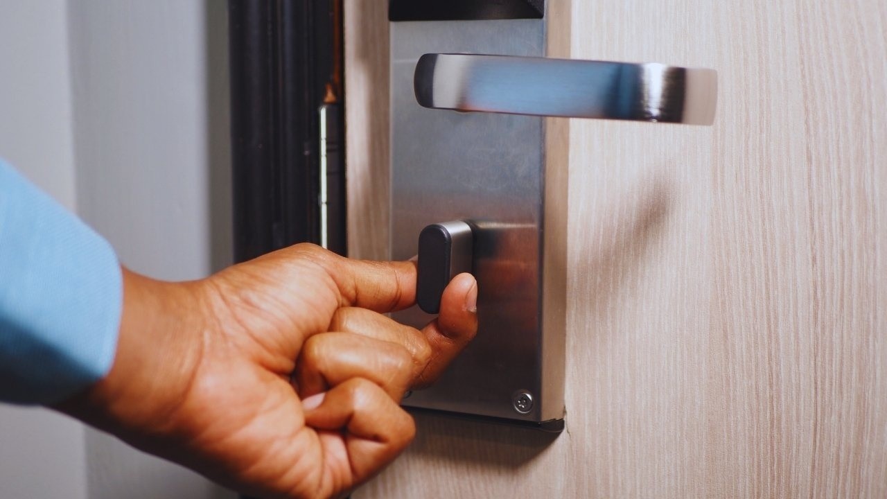 Smart Home Security: AI-Locks, Intelligent Doorbells & the Future of Domestic Safety