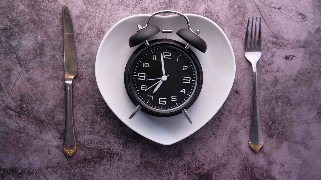 What Is the Best Time to Have Dinner for Gut Repair and Deep Sleep?