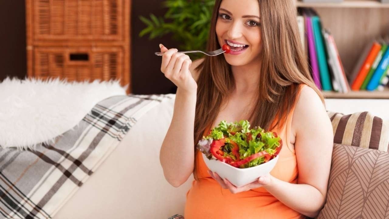Pregnancy Superfoods: 5 Must-Eat Nutrients for a Healthy Mom and Baby