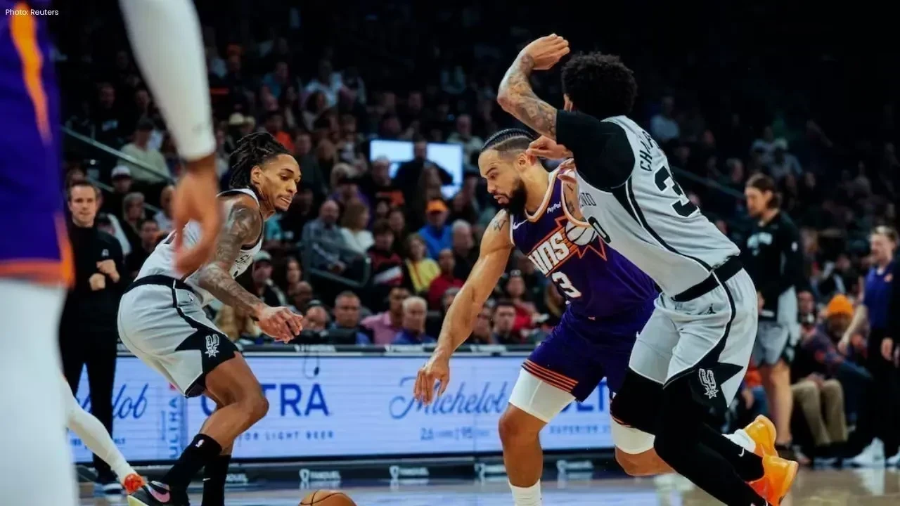 Brooks Scores 25 as Suns Beat Spurs 111-102, Extend Streak
