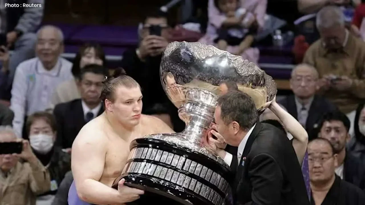 Ukrainian Sumo Wrestler Aonishiki Wins Historic Emperor’s Cup in Japan