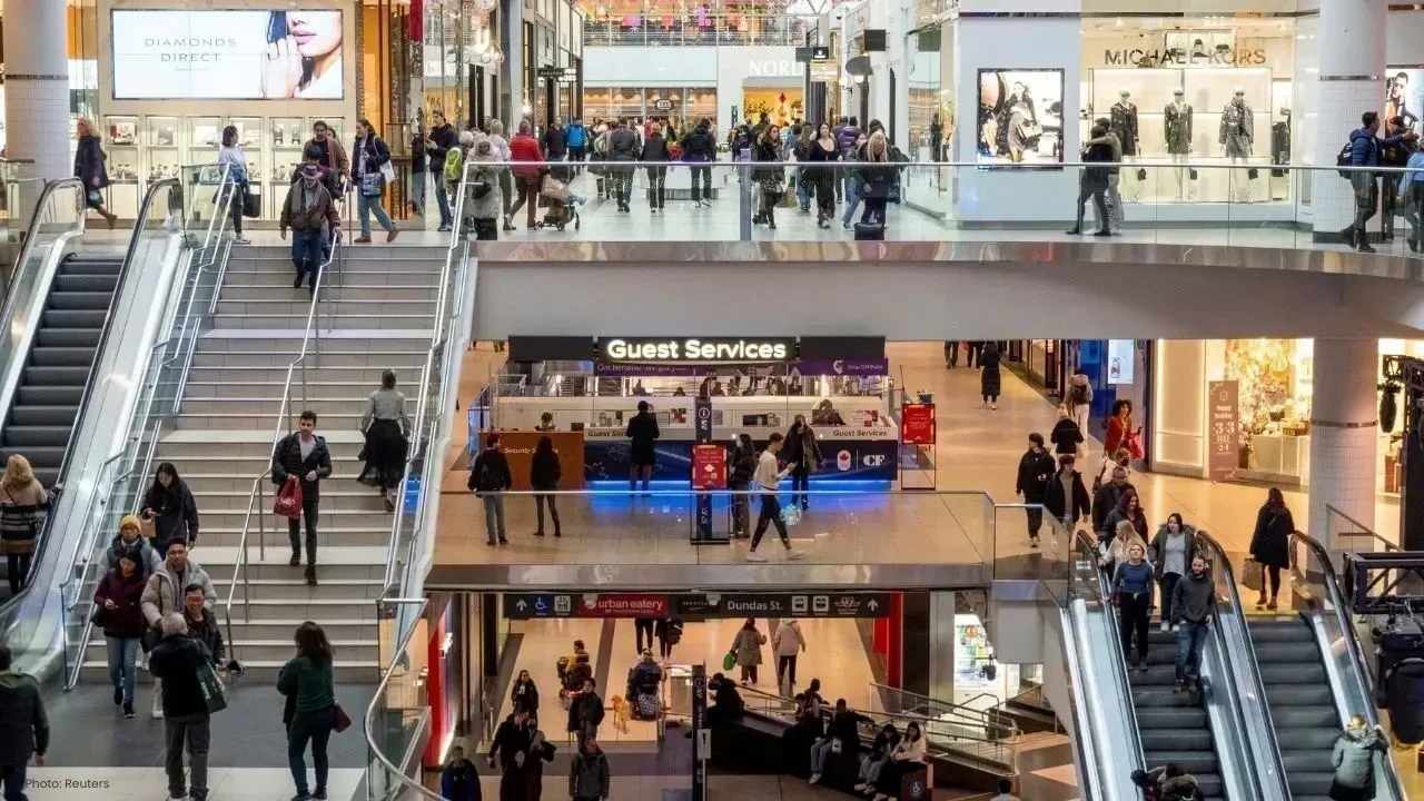 Cautious Canadian Shoppers Seek Holiday Deals Amid Tight Budgets