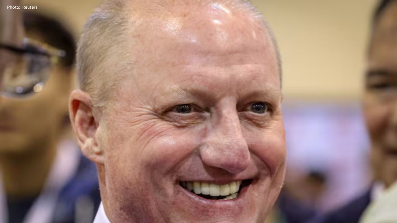 Berkshire Hathaway's Leadership Transition: Buffett Passes the Baton to Greg Abel