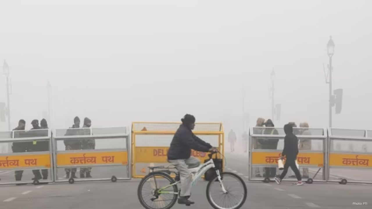 Delhi Chokes as Severe Smog Grounds Flights, AQI Hits 474