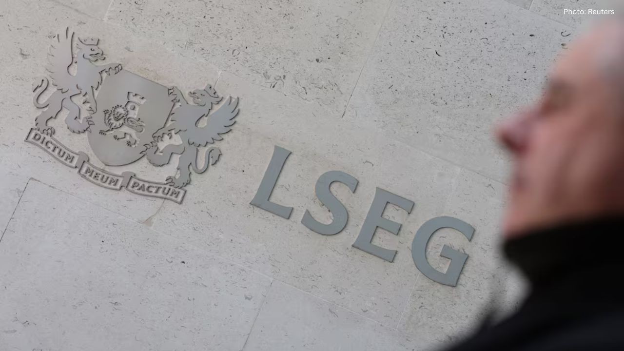 FTSE 100 Hits Milestone 10,000 Mark as 2026 Kicks Off Positively