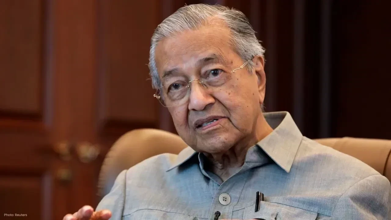 Mahathir's Hip Fracture: Doctors Opt for Recovery Over Surgery