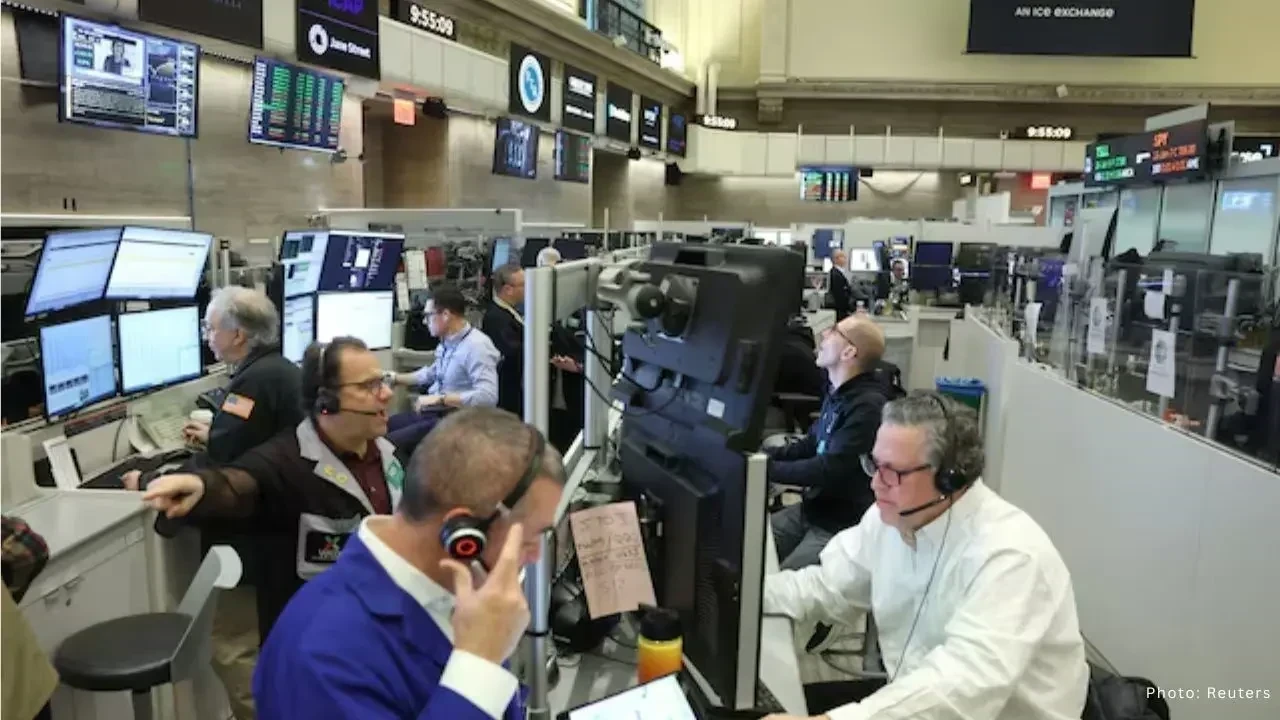 US Stock Futures Remain Steady as Investors Await Jobs Report and Tariff Verdict