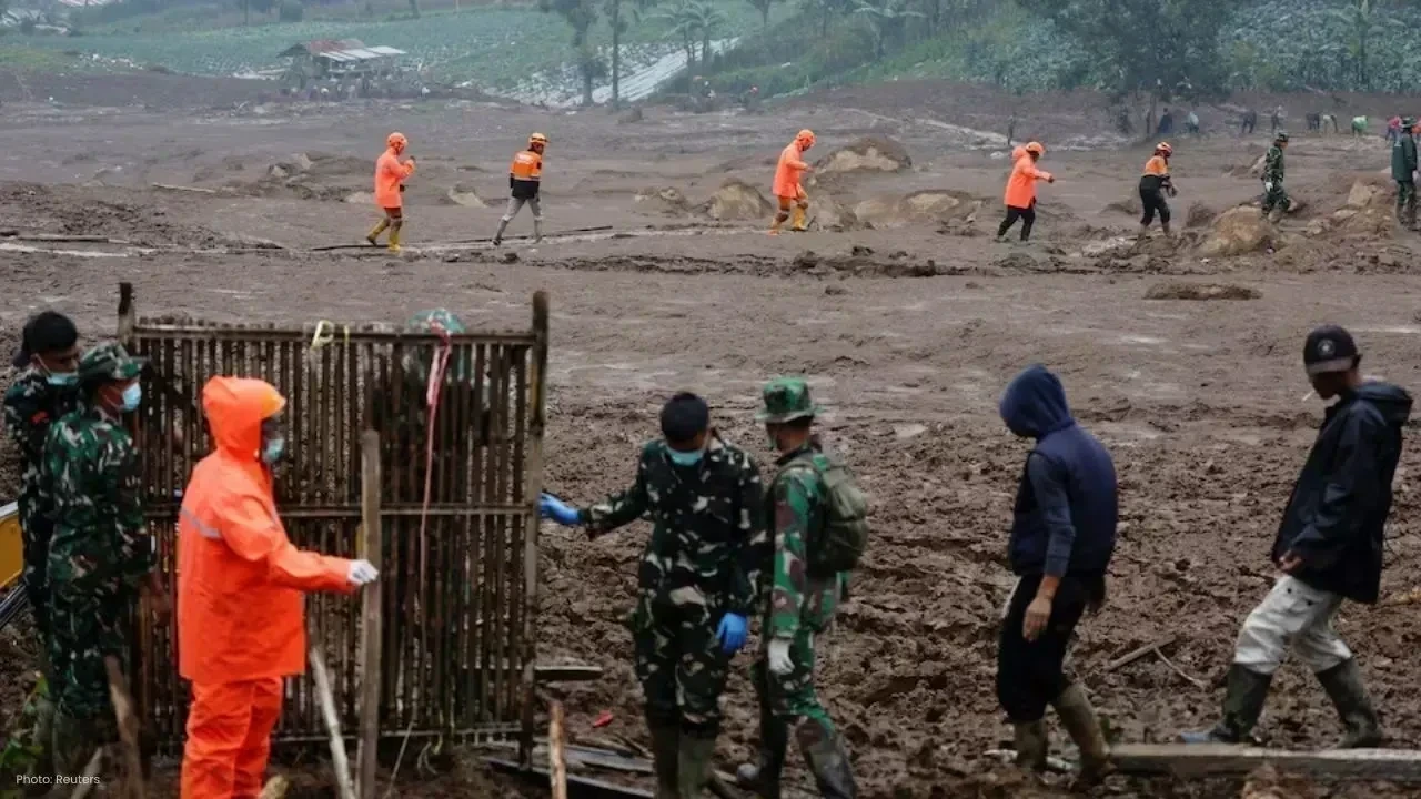 Persistent Rain Delays Rescue of 32 Missing After West Java Landslide