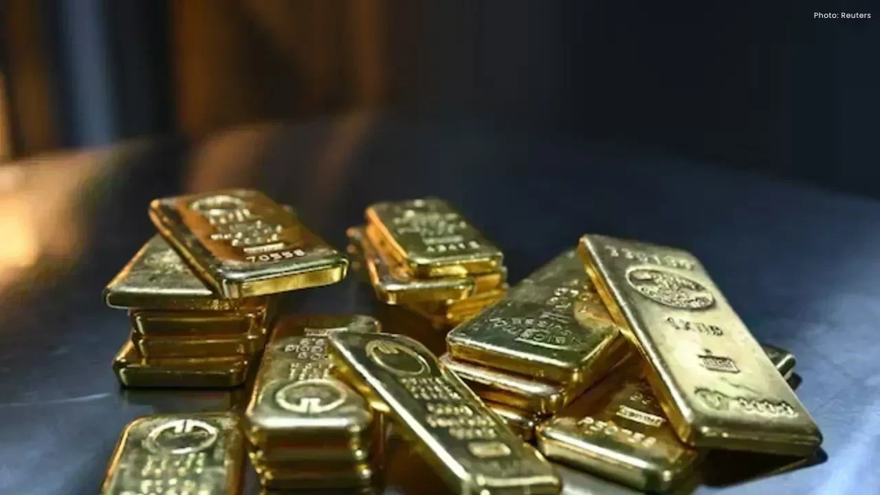 Gold Rises Close to $5,600 as Investors Seek Safety, Silver Nears $120