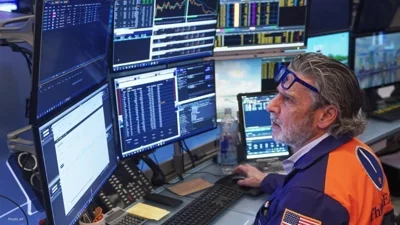 US Stocks Slide as AI Fears, Inflation and Oil Surge Weigh