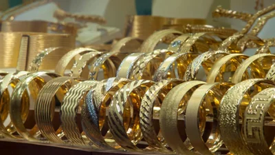 Gold Prices Edge Up, Set for Third Weekly Decline