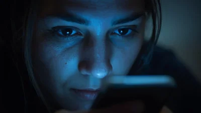 Using Phone Before Bed? Here’s What It Does to Your Body