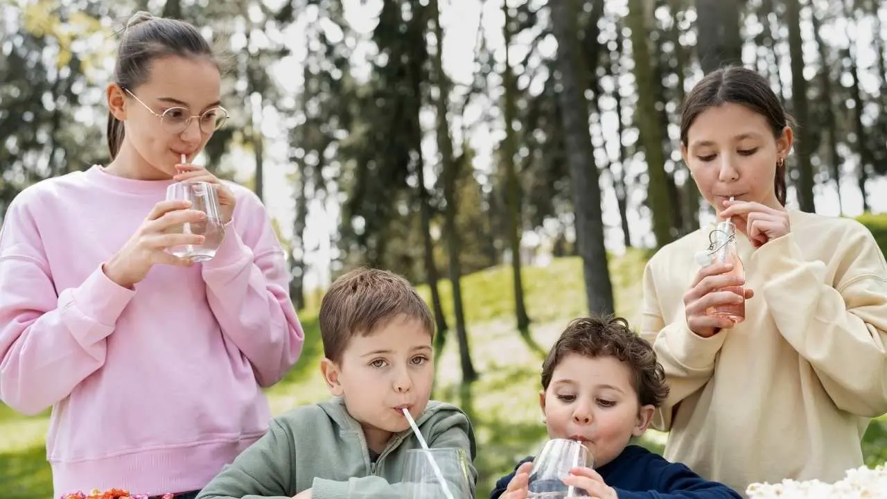 How to Keep Children Hydrated in the Summer Heat